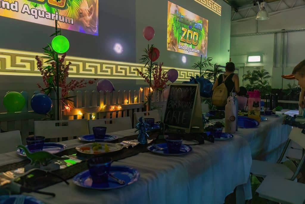 Eat yummy food under huge 5m tall holograms at birthday parties at hologram zoo
