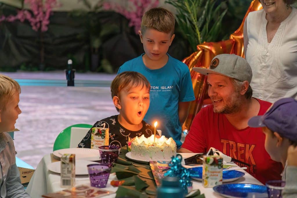 birthday parties at hologram zoo - great party tables and what's better than cake